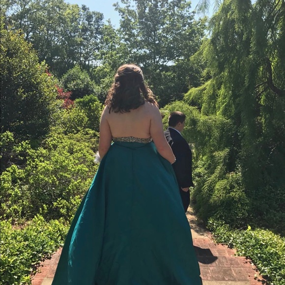 Jovani $750 Emerald jeweled halter prom dress - Picture 3 of 6